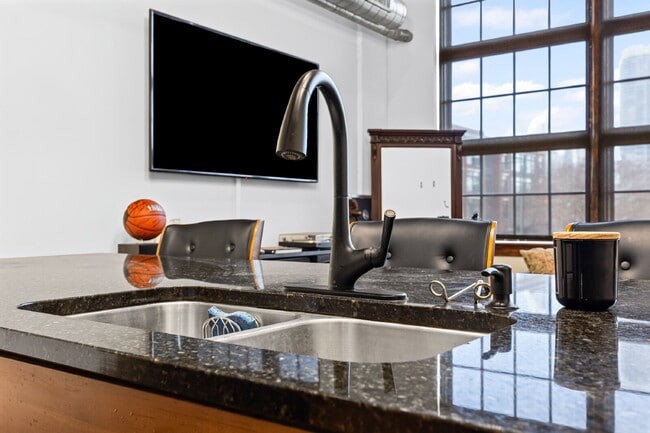 Building Photo - Urban Loft Condo Featuring Stunning Views & Rooftop Entertaining