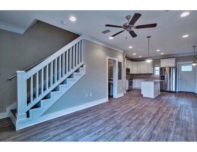 Building Photo - Beautiful 2/2.5 Townhouse in the heart of Freeport