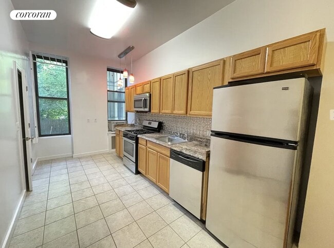 Building Photo - 320 W 47th St
