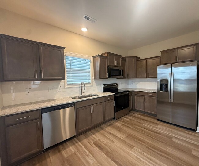 Building Photo - Brand New Duplex!