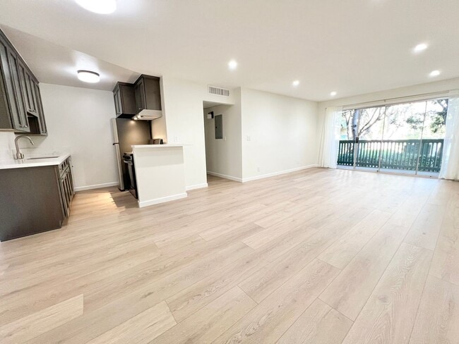 Primary Photo - Gorgeous Stoneybrook Condo for Rent near C...