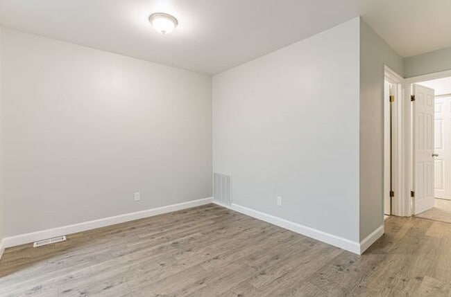 Building Photo - Two bedroom, two bath apartment with golf ...