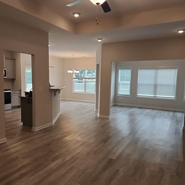 Building Photo - 497 Hillsborough Dr