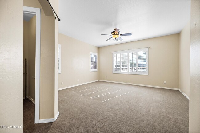 Building Photo - 2407 E Iris Dr