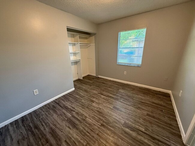 Building Photo - 3/2 Tampa Move In Ready !