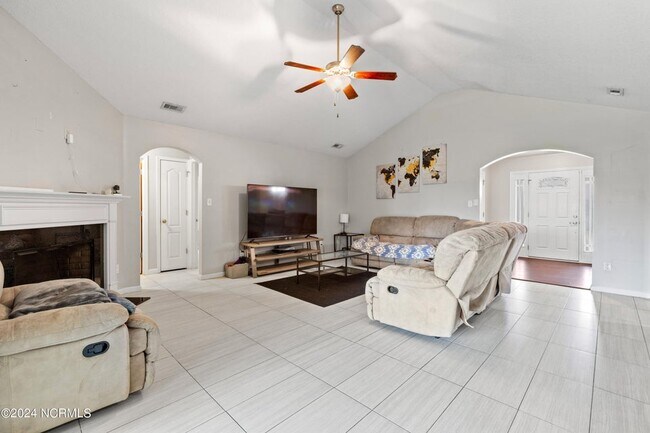 Building Photo - 757 Radiant Dr