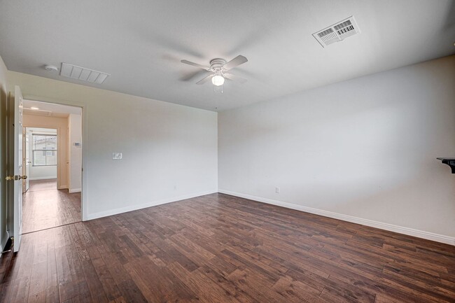 Building Photo - N Las Vegas Beautiful 3 bedroom townhome w...