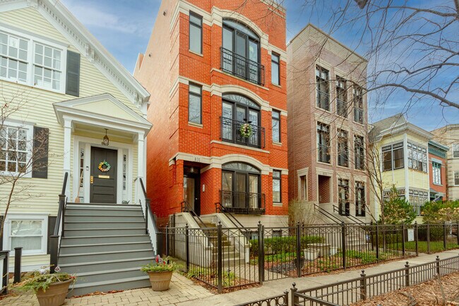 Primary Photo - 831 W George St
