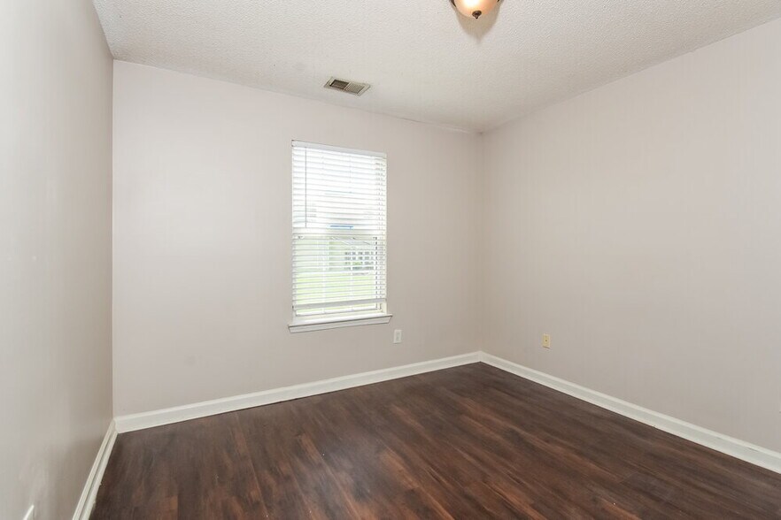 Building Photo - 3105 Brookfield Dr SW