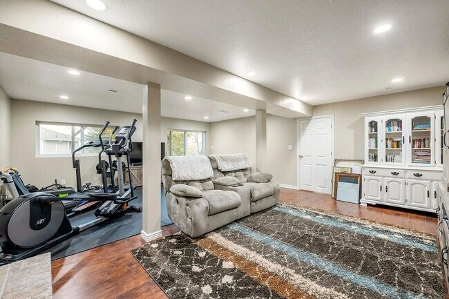 Building Photo - Beautiful 4 Bedroom Home in Sandy!