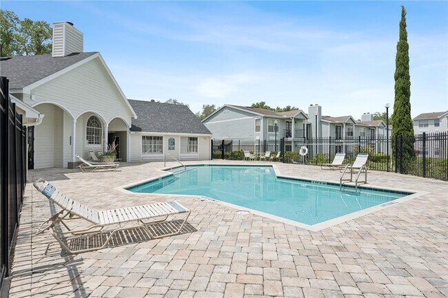 Building Photo - 2550 N Alafaya Trail