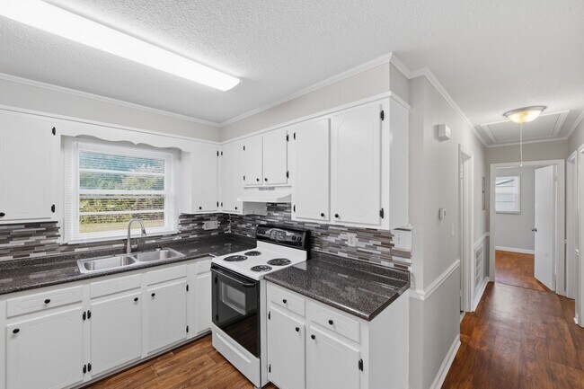 Building Photo - Beautifully Maintained 3BR Home with Hardwood Floors & Private Yard!