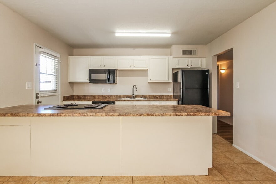 Building Photo - 8037 E Oak St