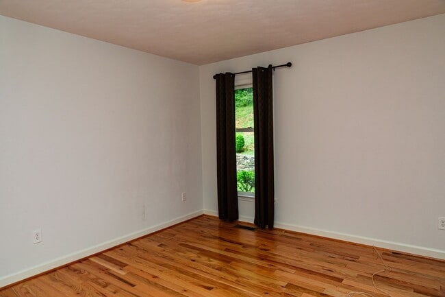 Building Photo - New Listing!