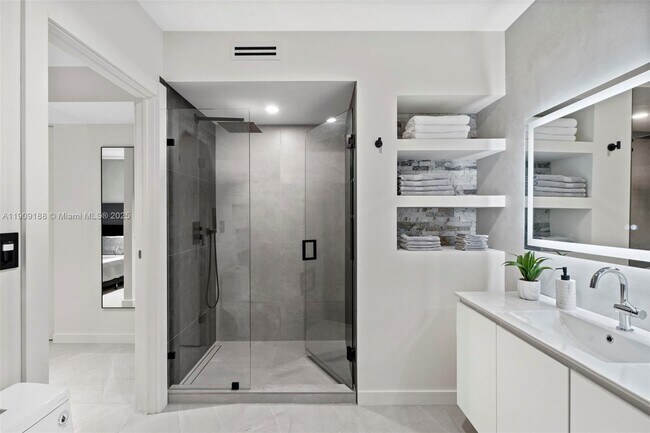 Building Photo - 1101 N 14th Ave