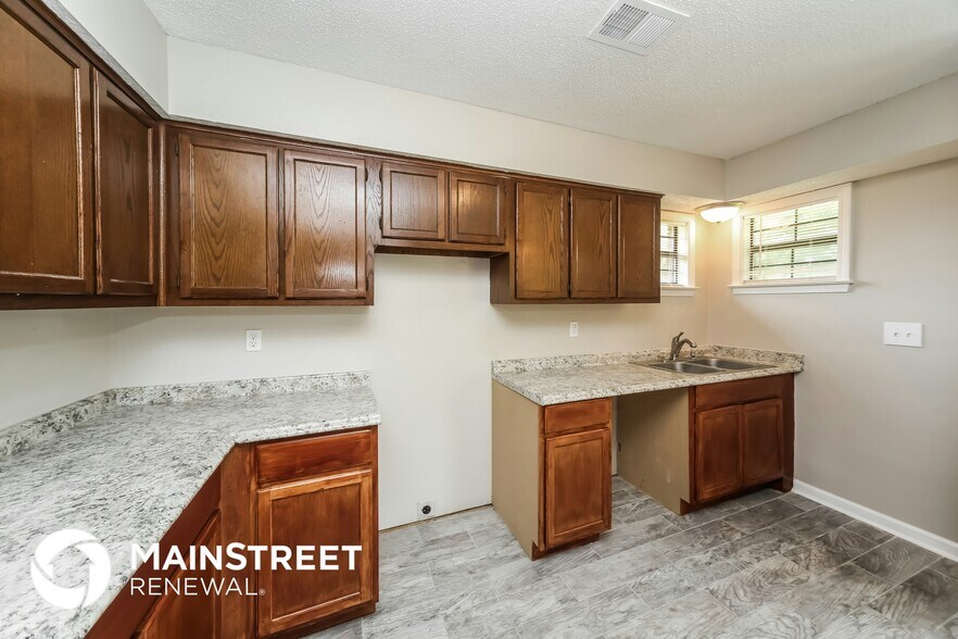 Building Photo - 6580 Silver Oak Cove