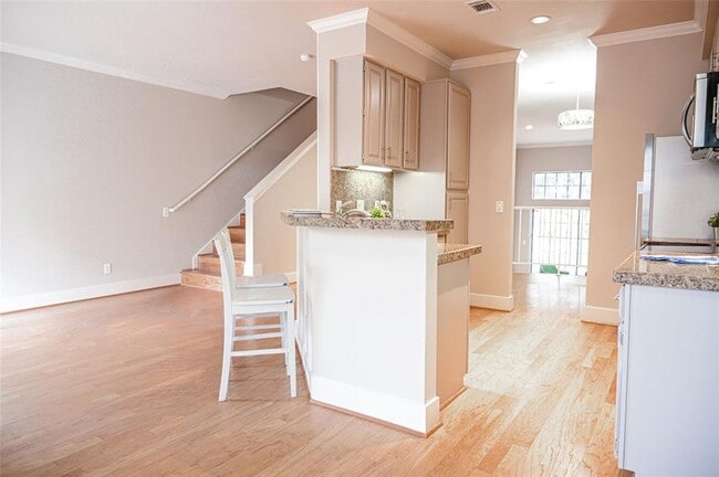 Building Photo - 5950 Lindenshire Ln