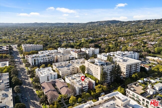 Building Photo - 429 N Oakhurst Dr