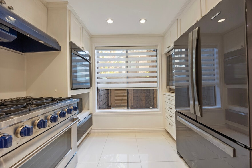 Building Photo - 20 Sea Island Dr