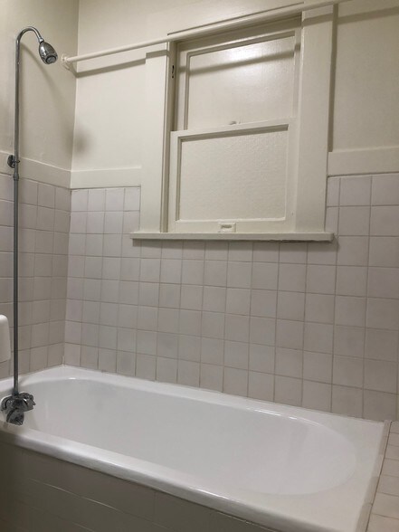 Tub - 1134 N Gardner St