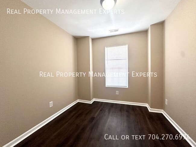 Building Photo - 10076 Treeside Ln