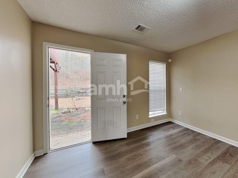 Building Photo - 5029 Kens Ct