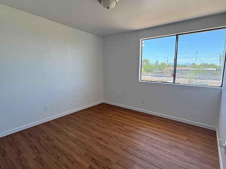 Building Photo - 5880 S Del Moral Blvd