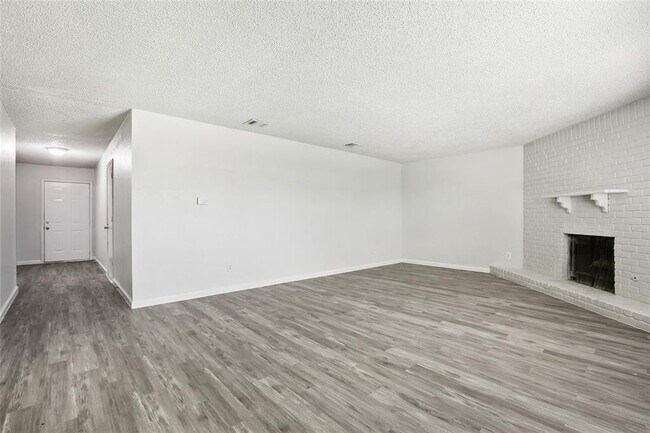 Building Photo - 1800 Cameo Dr