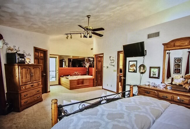 Master bedroom with Jacuzzi - 808 Pony Ln