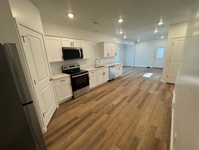 Building Photo - Recently Finished Basement! 3 bed 2 bath - in unit laundry!