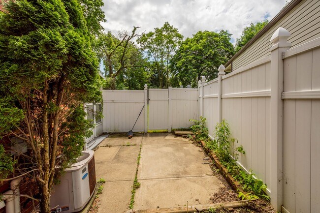 Building Photo - Stunning 2 bedroom home in Dormont availab...