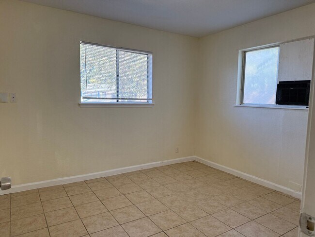 Building Photo - 410 Dorie St