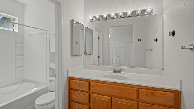 Building Photo - 3 bed 2 bath in Green Valley!