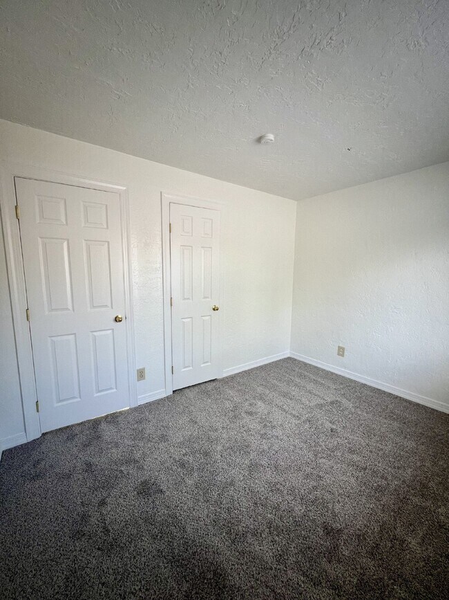 Building Photo - 2 bedroom / 1 bath close to KAFB and I-25 Move-in Special!