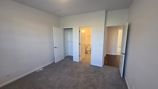 Building Photo - 4 bed 3 bath 2 car garage all maintenance provided townhome