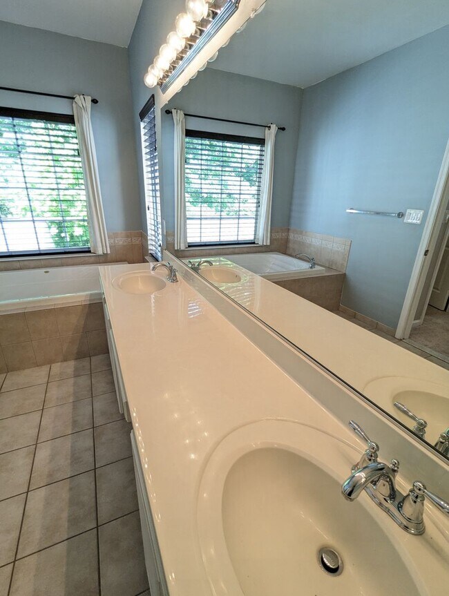 Building Photo - Impeccably maintained SFH in Clarksburg re...