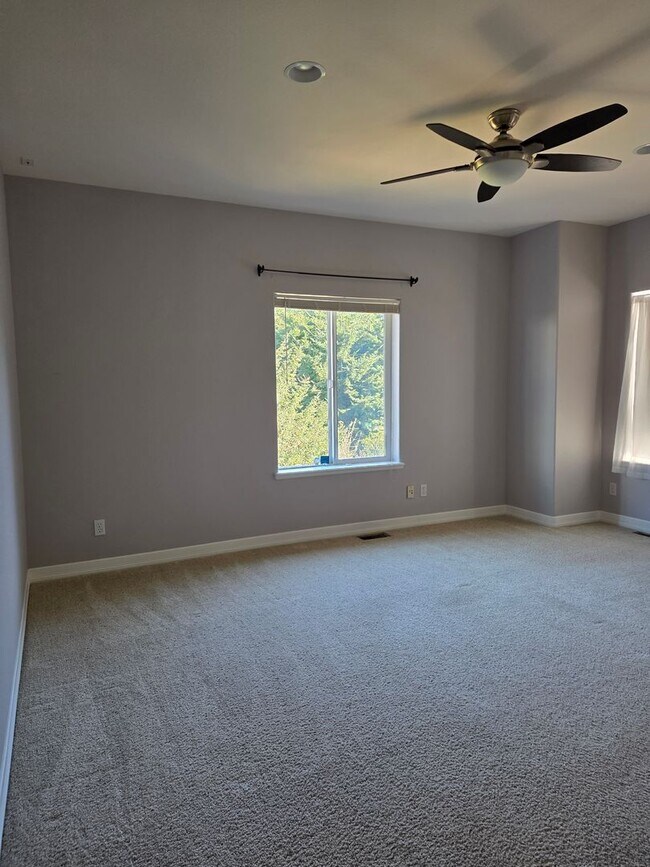 Building Photo - Amazing Bay View 3 bed/3 bath in Coos Bay