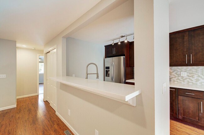 Building Photo - 2Bd/1.75Ba Kirkland Townhouse
