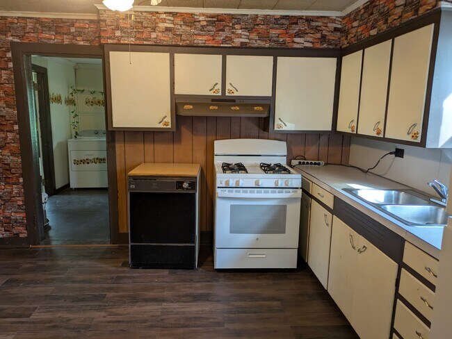Building Photo - 405 S Skaggs Rd