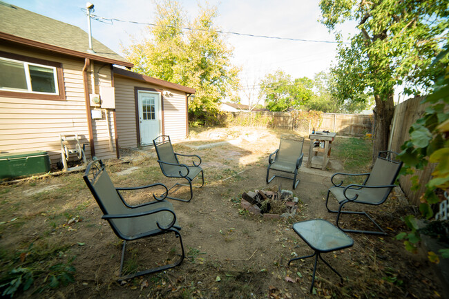 Backyard with firepit - 5410 Monaco St