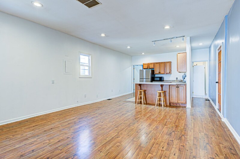 Building Photo - 313 E Spring St