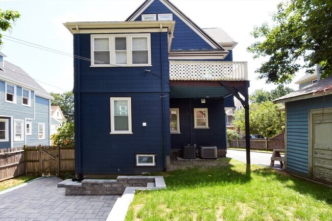 Building Photo - 56 Lyndhurst St