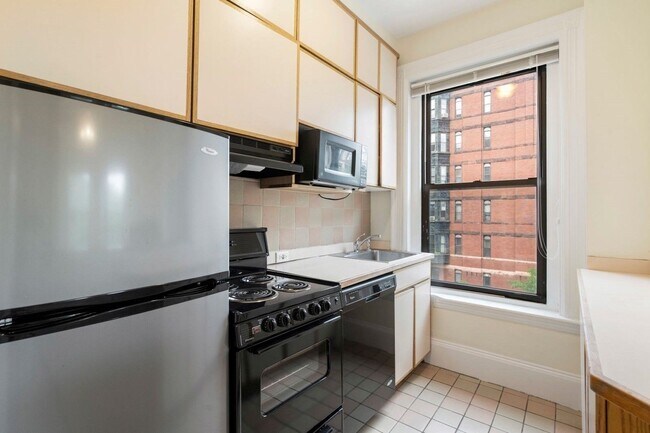 Building Photo - 421 Marlborough St