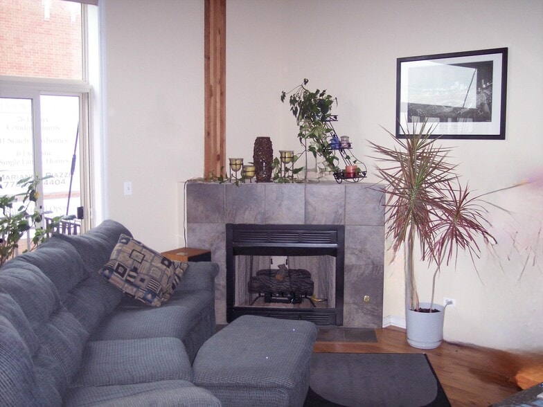 Living area - 2806 N Oakley Ave