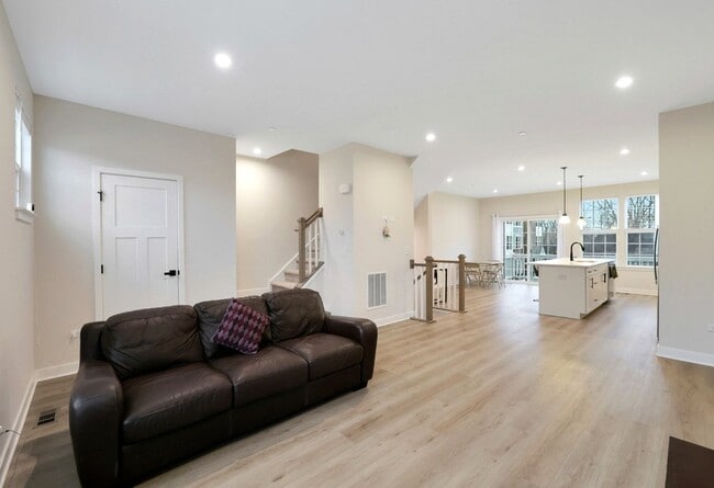 Building Photo - 155 Canterbury Way