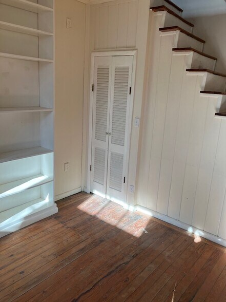 Building Photo - 414 George St