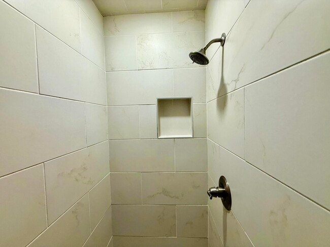 Building Photo - 909 Manchester Ct