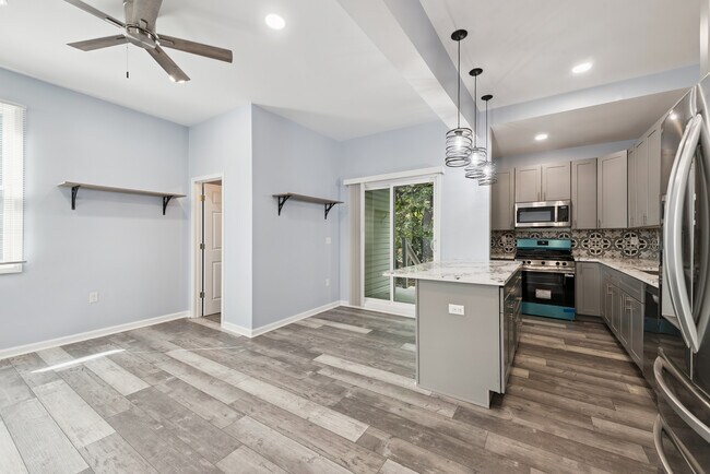 Building Photo - 305 N Graham**