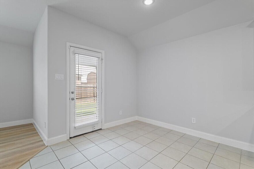 Building Photo - 3006 Cliffview Dr