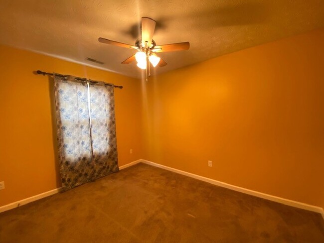Building Photo - Move In Ready!!